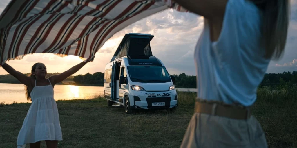 sfondo per la categoria van di camper adria