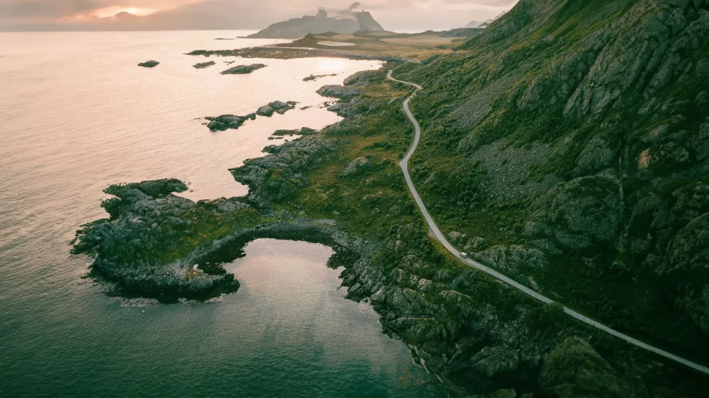 sfondo di un paesaggio tagliato da una strada per home page di camper adria